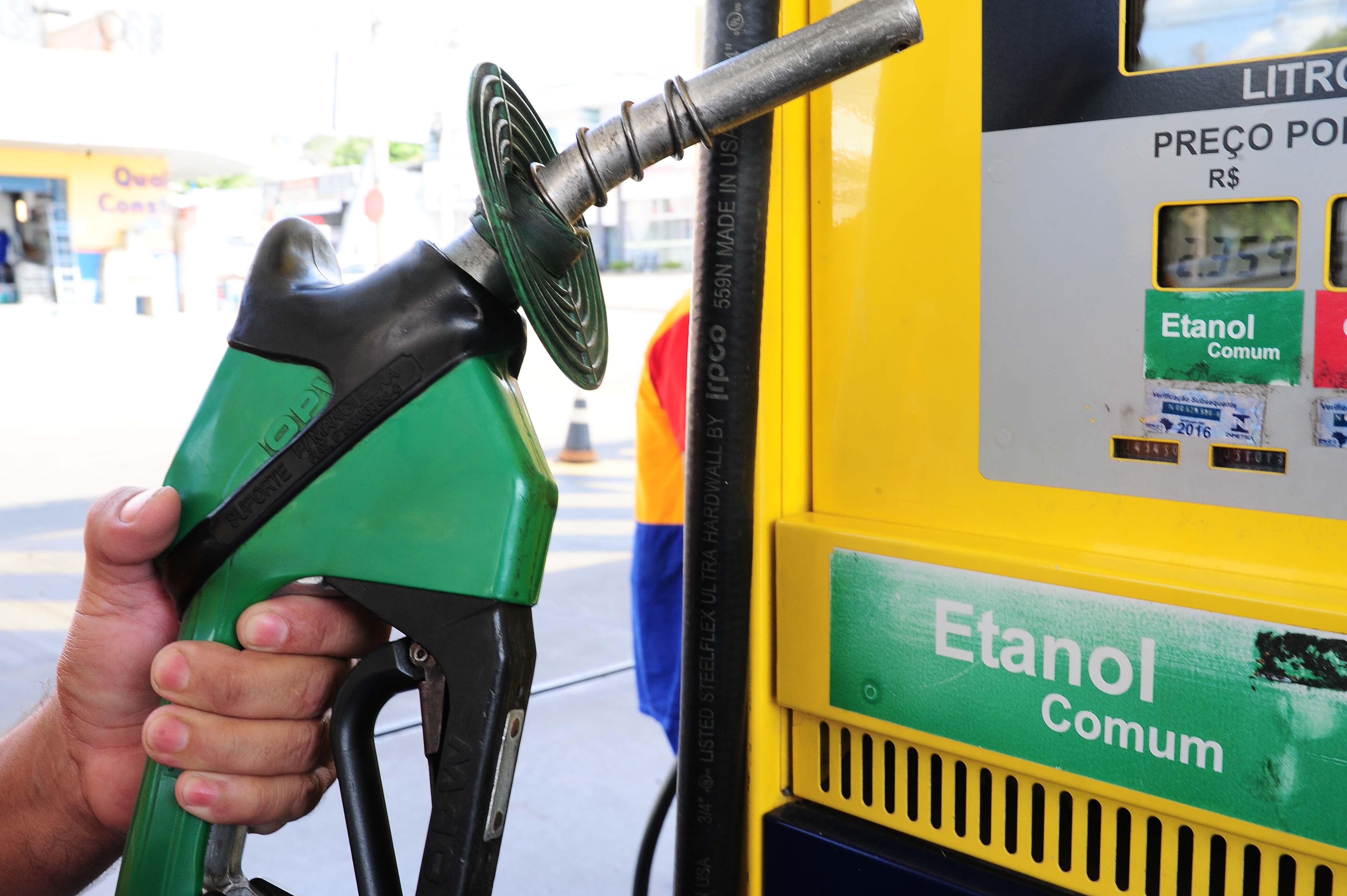 Preço do etanol cai em 14 Estados, sobe em 5 e no DF e fica estável em 7, aponta ANP