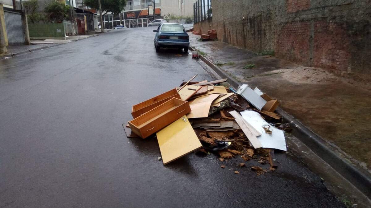 Lixo no meio da rua na Vila Santa Maria gera reclamações de moradores