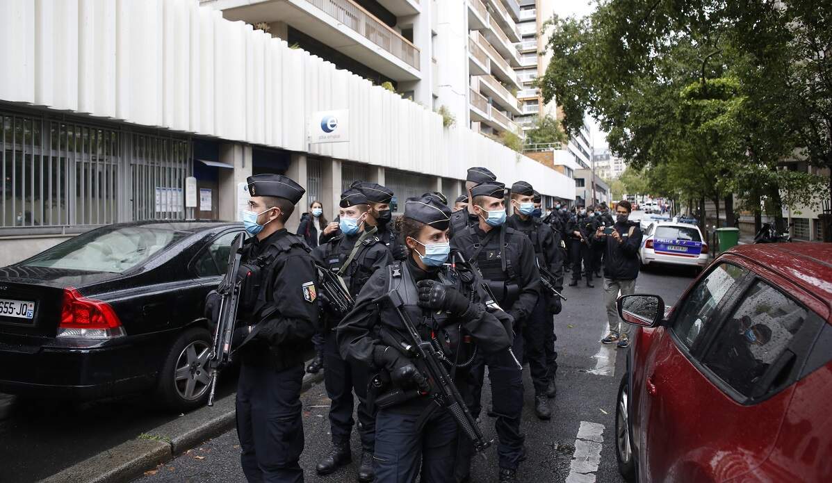 França: polícia mantém sete pessoas em custódia após ataque a faca em Paris