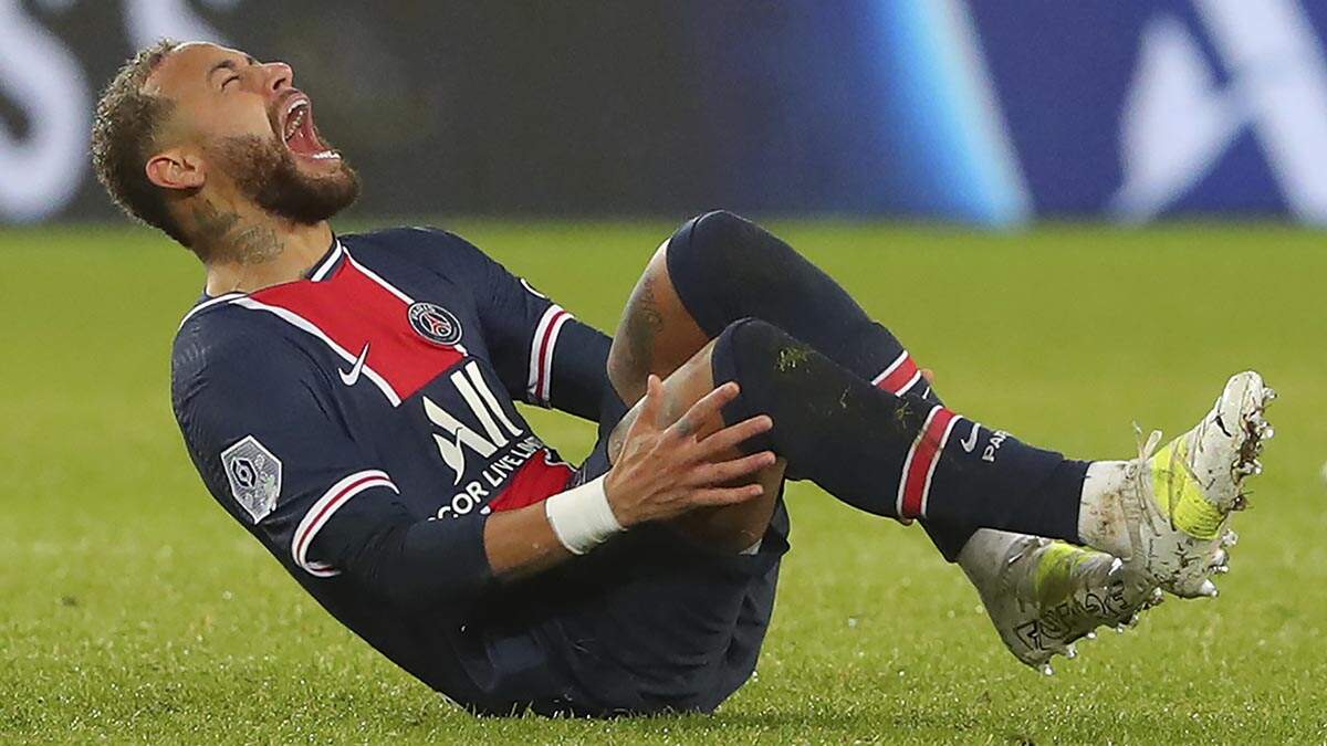 Com lesão no tornozelo, Neymar só deve voltar aos gramados em janeiro