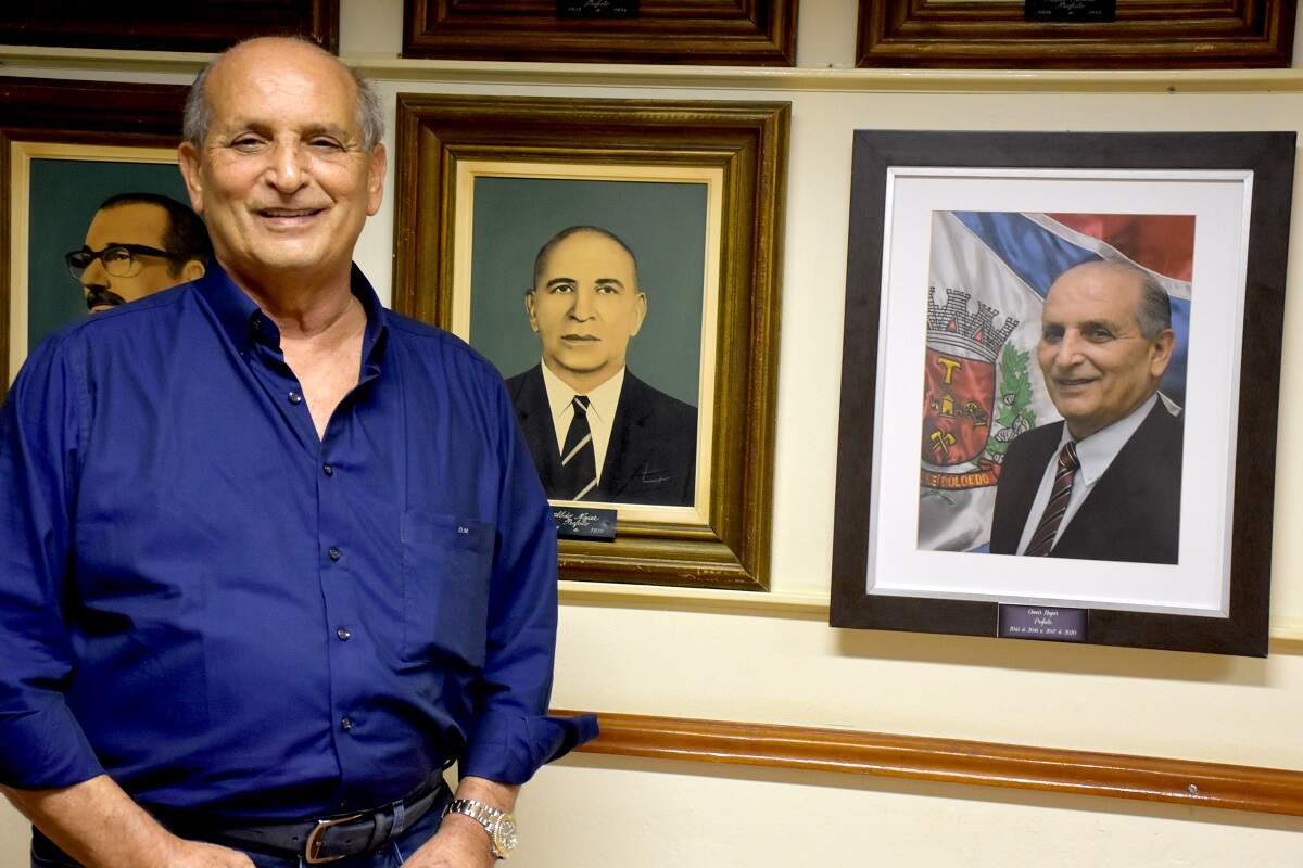 Quadro de Omar é colocado ao lado da imagem do pai na galeria de prefeitos de Americana