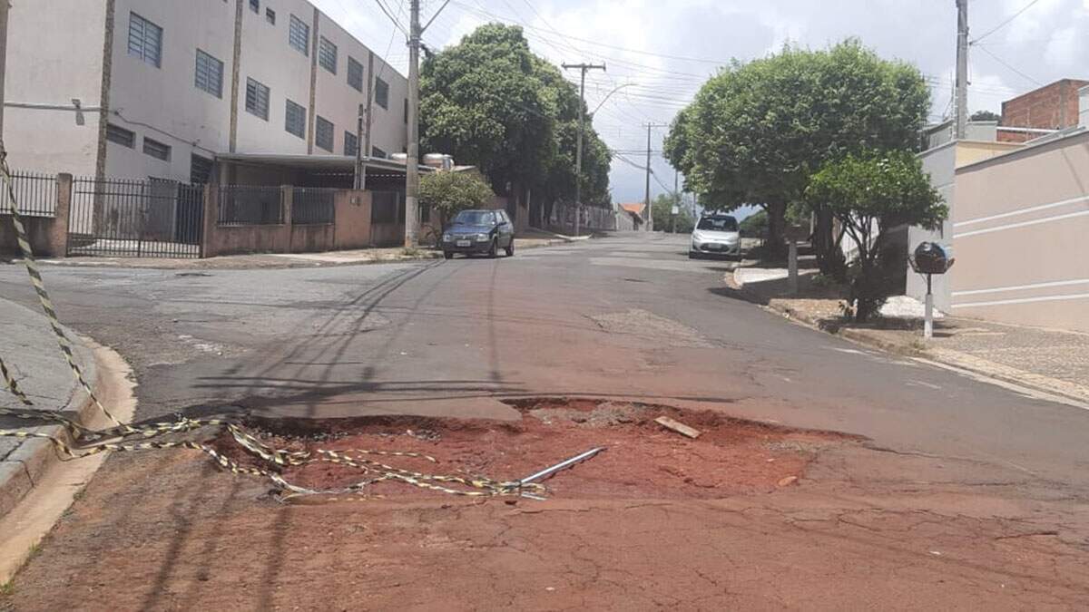 Moradores da Vila Bertini reclamam de buraco após manutenção do DAE