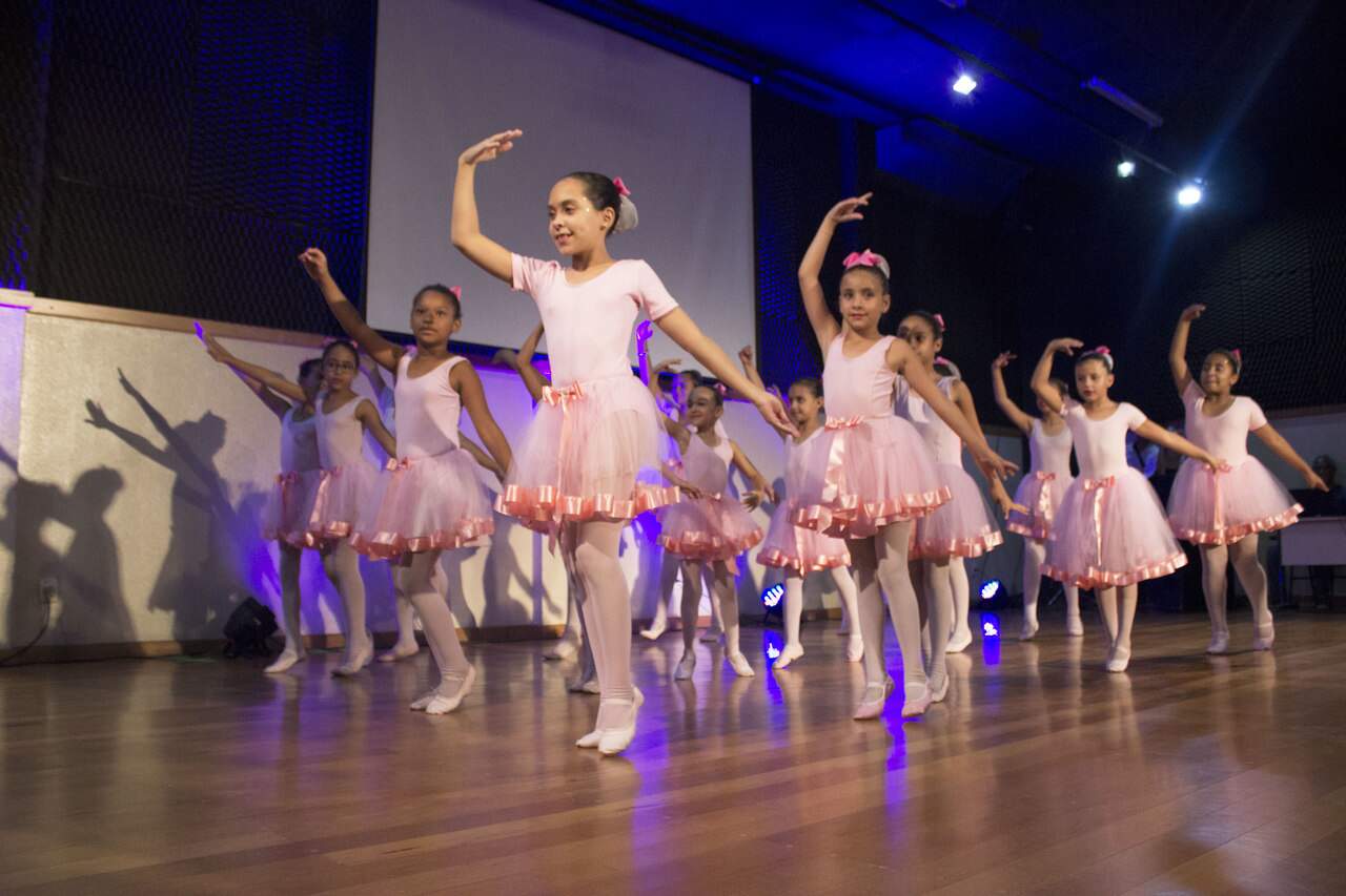 Em Hortolândia, projeto ensina ballet para crianças com aulas online