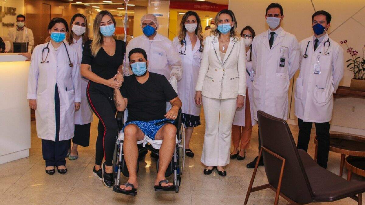 Cantor Edson recebe alta de hospital após internação pelo coronavírus