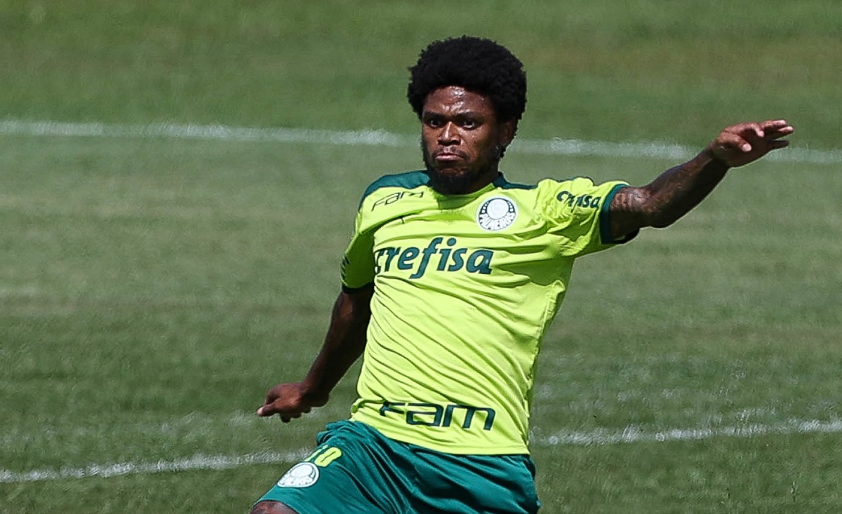 Luiz Adriano diz que não pediu para sair do Palmeiras e que quer cumprir contrato
