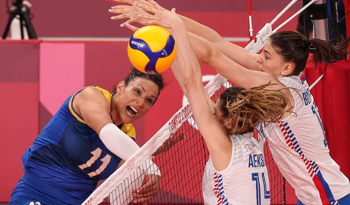 Seleção feminina de vôlei oscila, mas bate a Sérvia e lidera grupo em Tóquio