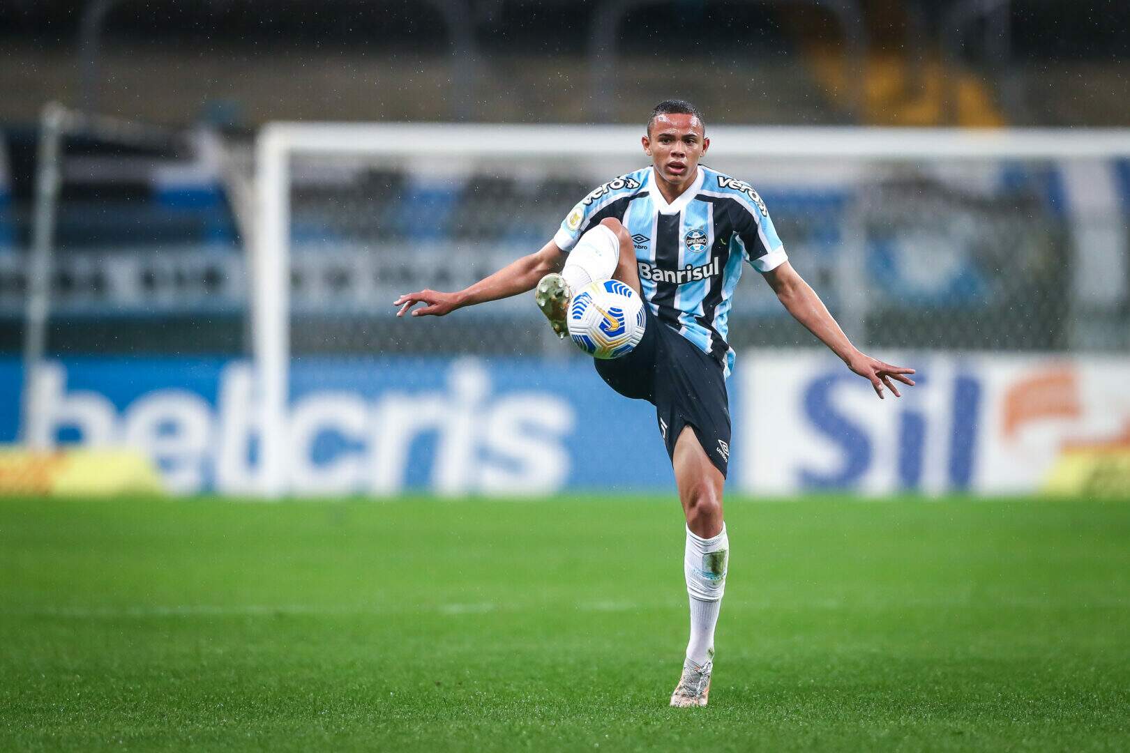 Lateral da base é a novidade entre os relacionados do Grêmio para