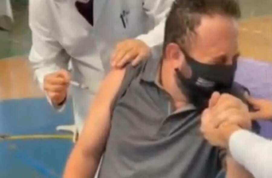 Com medo de agulha, deputado de Sumaré viraliza com vídeo de vacinação contra Covid-19