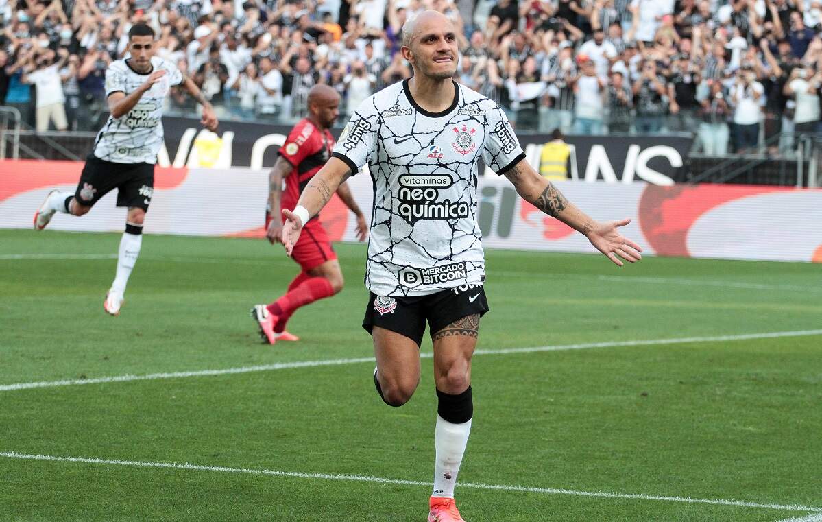 Corinthians vence Athletico-PR e se aproxima da vaga direta na Libertadores