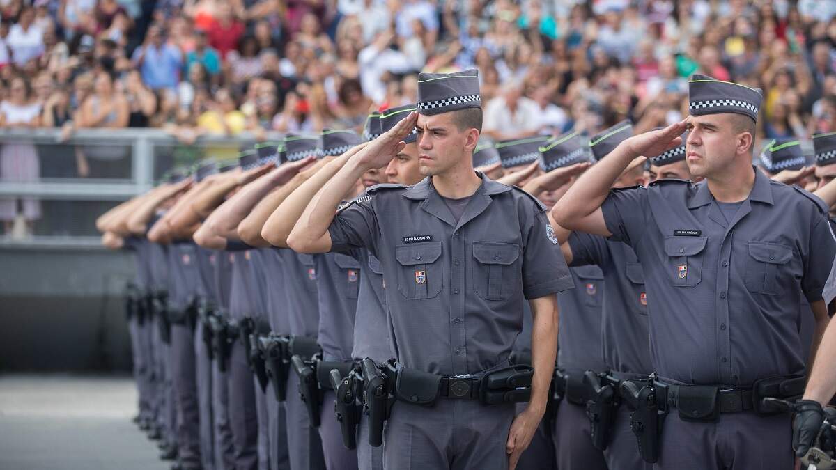 PMs do Brasil perderam 30 mil policiais em uma década
