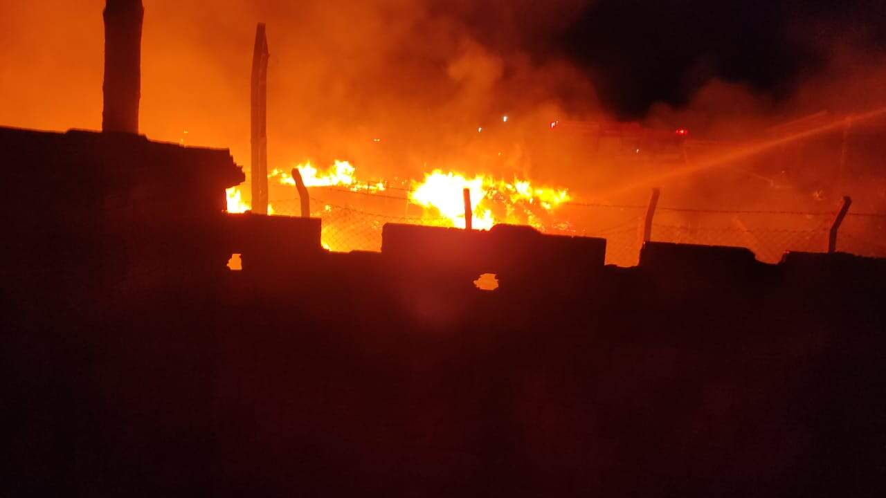 Incêndio de grandes proporções atinge depósito de pallets, em Paulínia