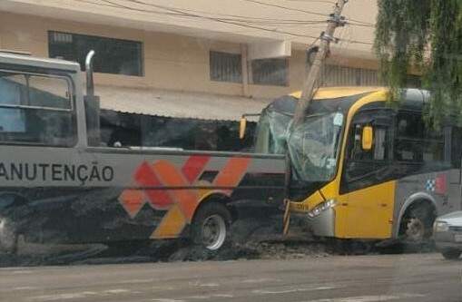 Após mal súbito, motorista de ônibus bate em poste em Sumaré