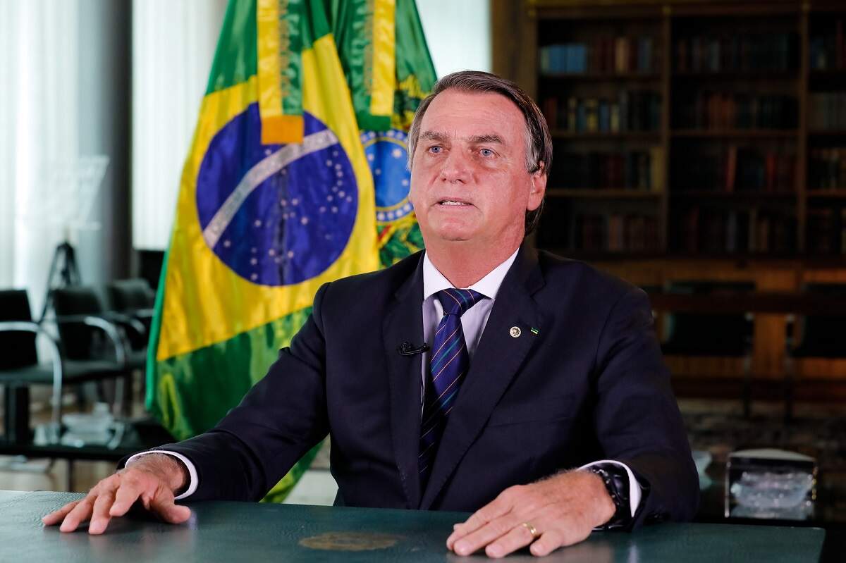 Sem provas, Bolsonaro volta a dizer que facada em 2018 foi crime encomendado