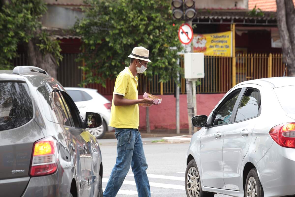 Nos semáforos, vendedores buscam fonte de renda