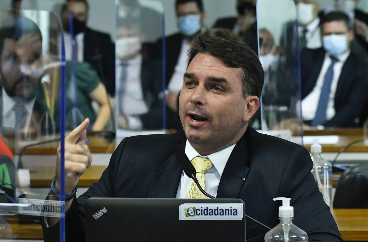 Flávio Bolsonaro ataca TSE e diz que Corte não se preocupa com democracia