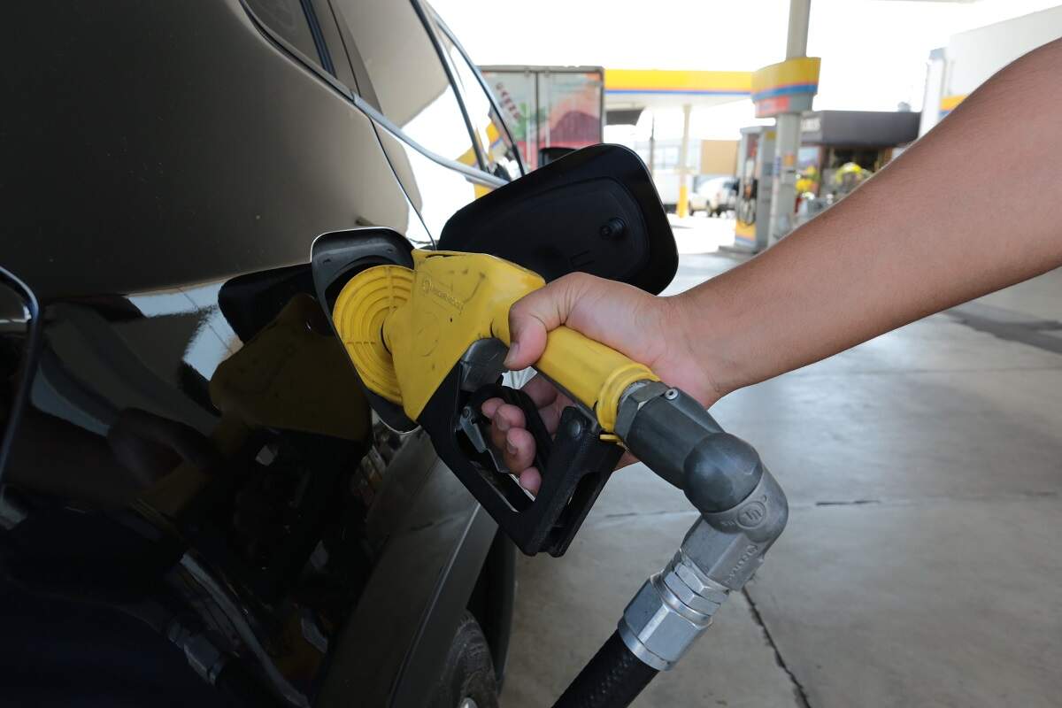 Gasolina tem 4ª semana seguida de queda, mas preço segue acima do mercado externo