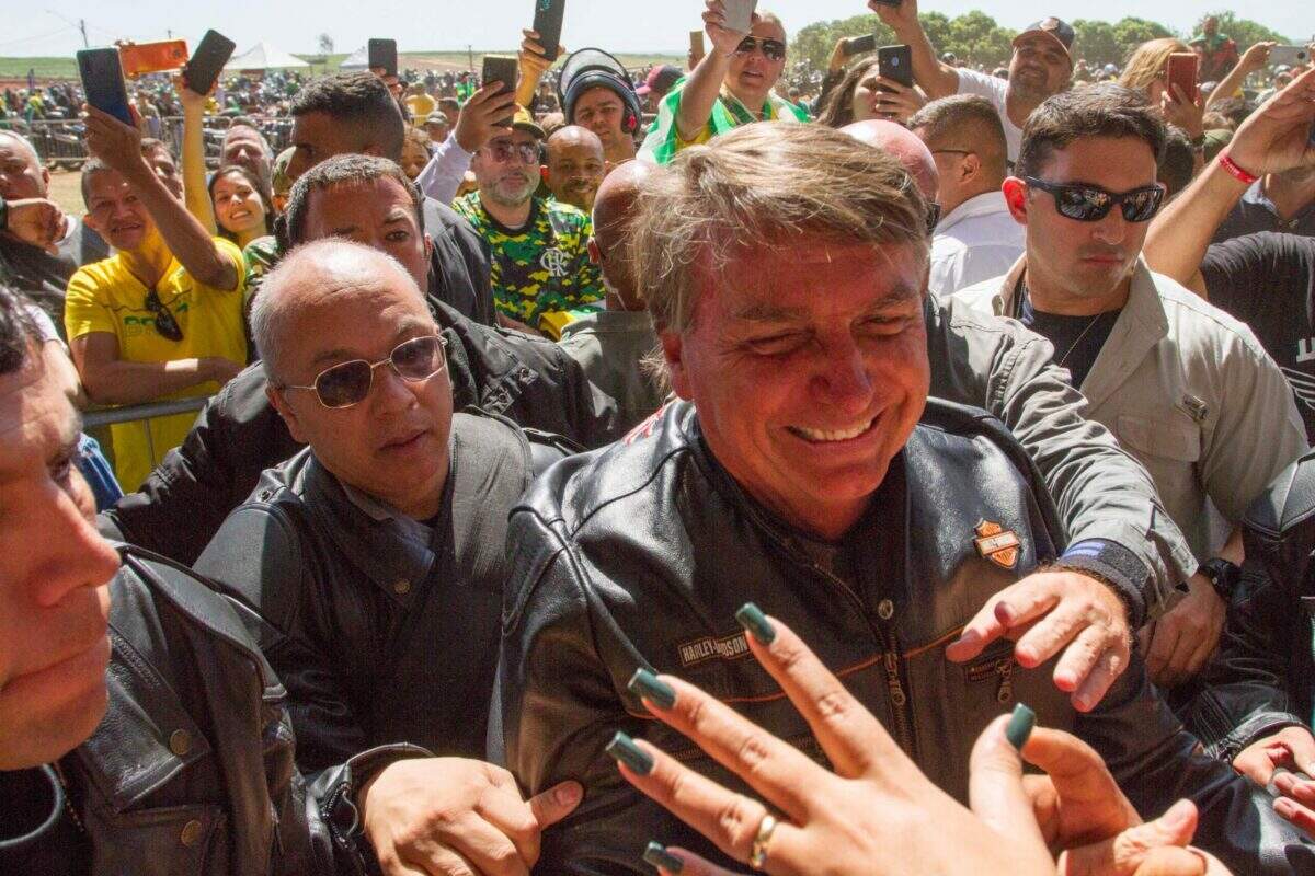 Bolsonaro atrai milhares de apoiadores para o recinto da Festa do Peão