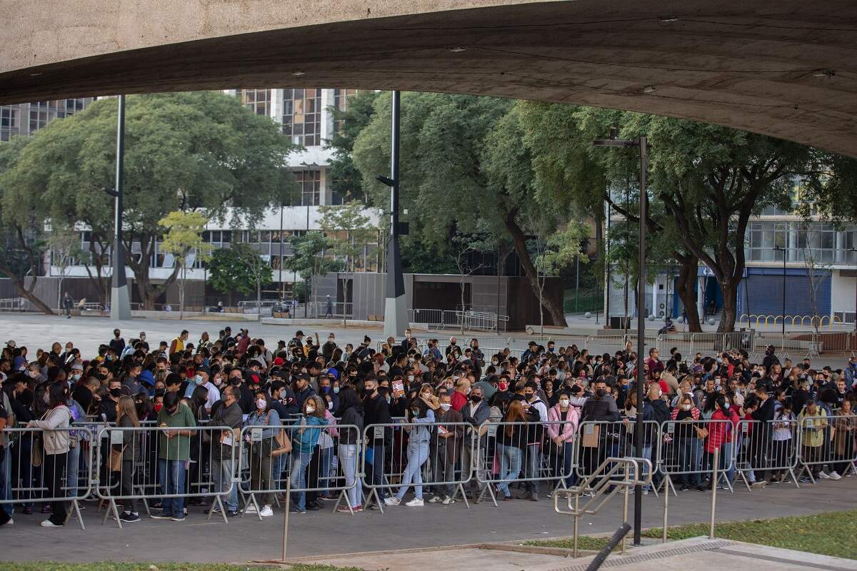 Mais de seis mil pessoas enfrentam fila em mutirão de emprego em São Paulo