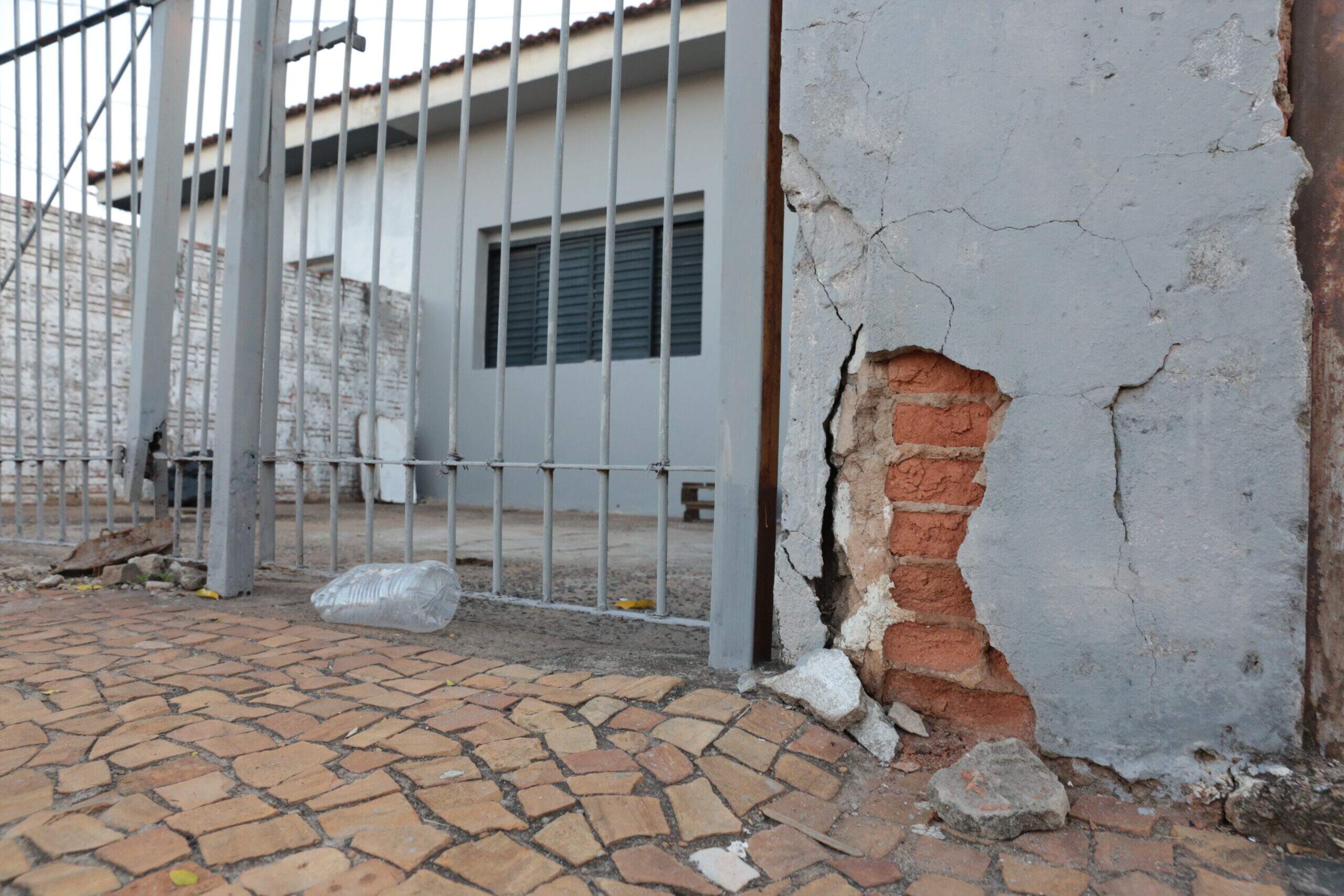 Rachaduras aumentam na Vila Dainese e moradores cobram prefeitura