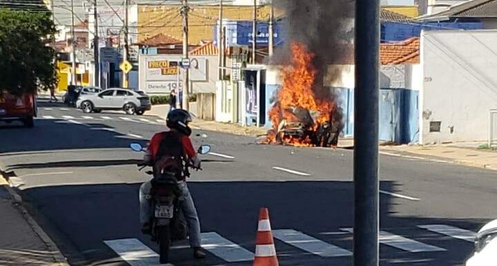 Carro pega fogo após acidente na Avenida Campos Sales, em Americana