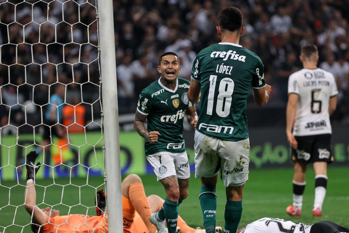 Palmeiras bate Corinthians e amplia vantagem na liderança do Brasileirão