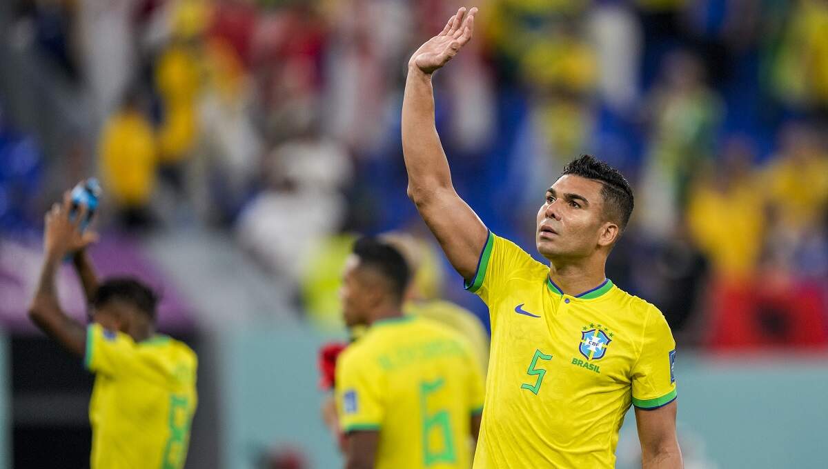 Melhor volante do mundo para Tite, líder Casemiro divide méritos