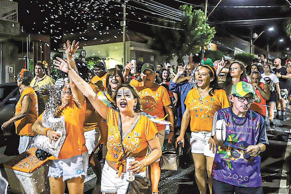 Diário de Santa Bárbara - Decoração para o carnaval colore as ruas do  Centro A decoração para o carnaval na rua João Mota, no Centro, está  recebendo os últimos retoques na manhã