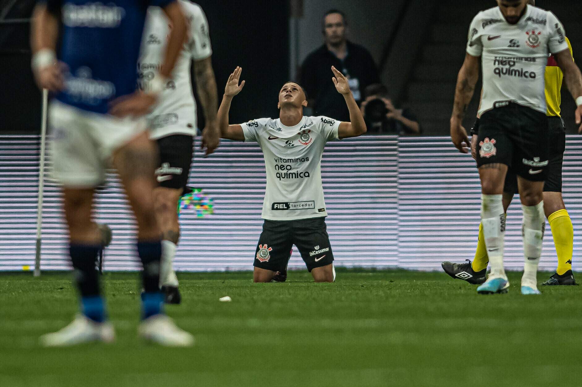 Corinthians resolve jogo sonolento no 2º tempo e bate Cruzeiro em