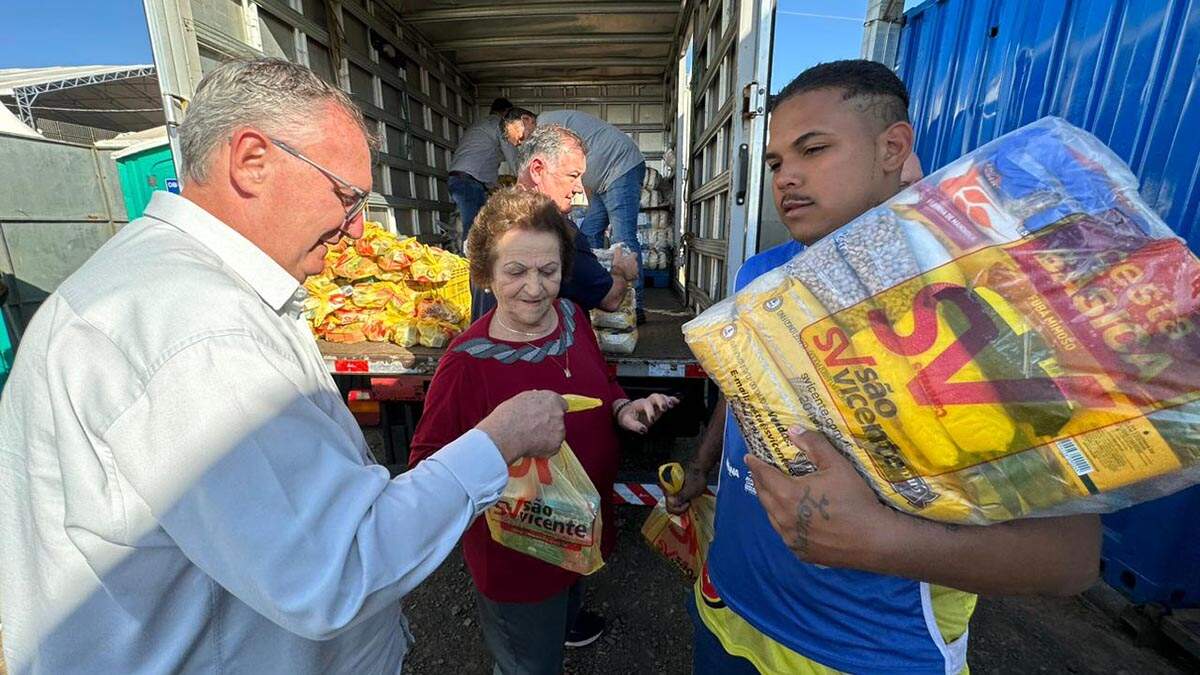 São Vicente entrega cestas básicas aos envolvidos na coleta de lixo na Festa do Peão