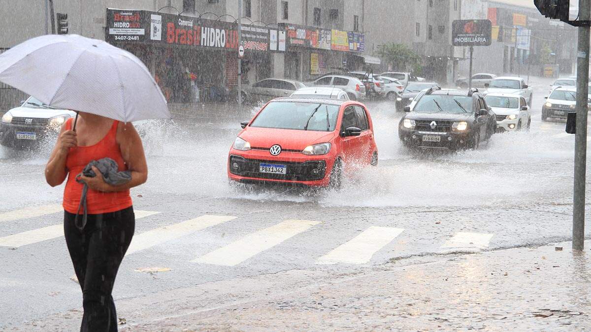 Chuva na Avenida Abdo Najar, em Americana