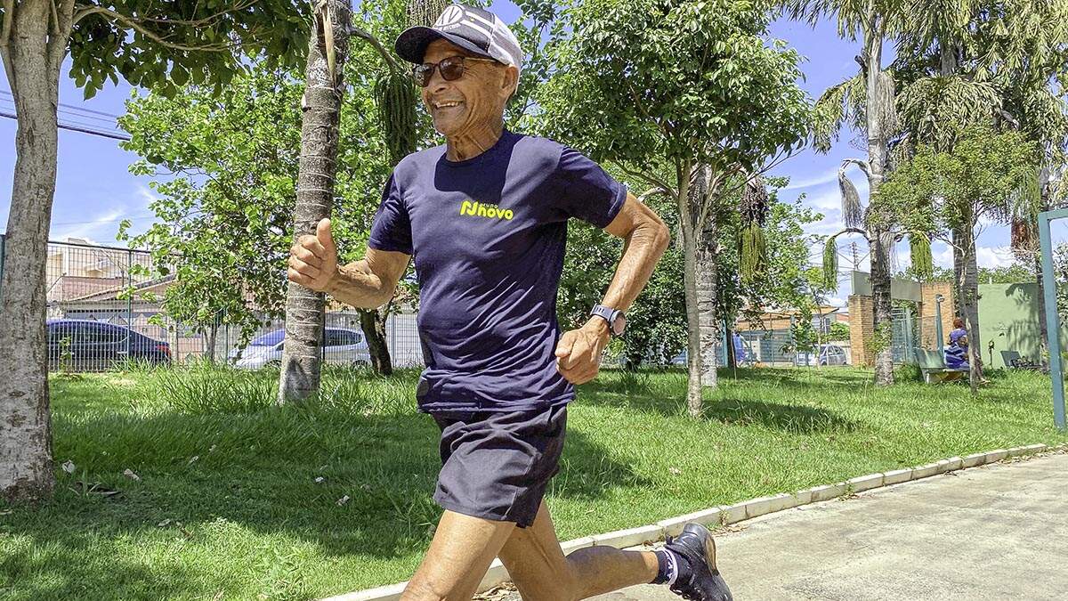 A alegria de correr atrás do que faz feliz: a história do corredor Melquíades, de 78 anos