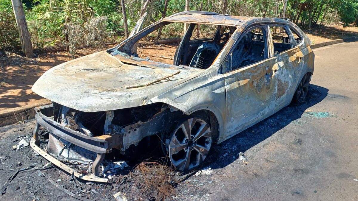 Carro foi totalmente destruído pelo fogo no Parque Novo Mundo