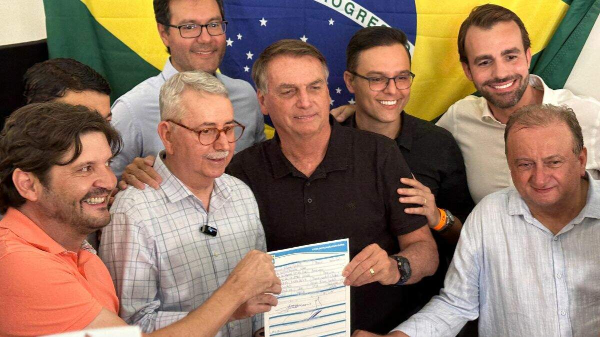 Ao lado de Bolsonaro, Chico Sardelli assina filiação ao PL