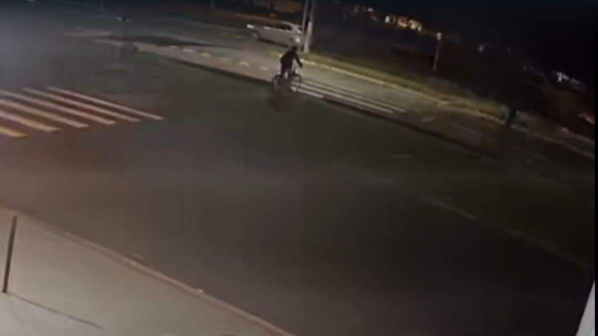 Vídeo: imagens mostram momento em que jovem é atropelado na Avenida Santa Bárbara; motorista fugiu