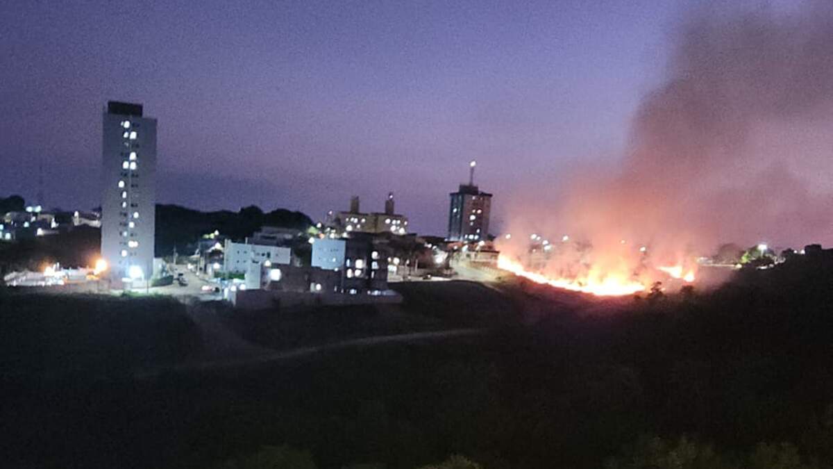 Incêndio atinge área de mata na Vila Dainese, em Americana