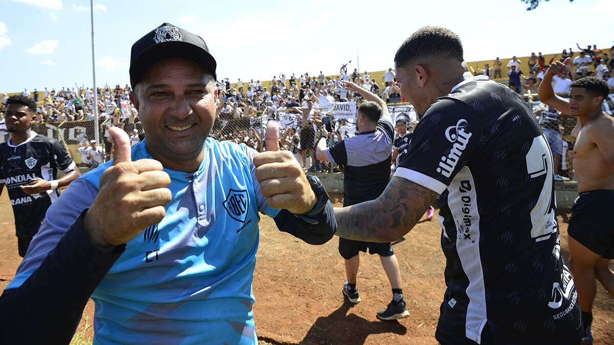 Técnico Raphael Pereira vibra com acesso do Tigre: 'Subiu e não vai descer mais'