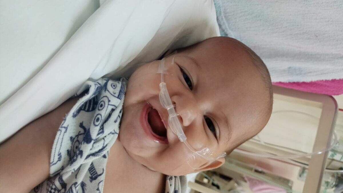 Bebê de quatro meses sofre lesão durante atendimento médico e pais acusam hospitais de negligência