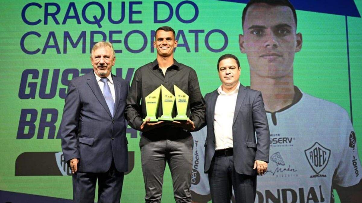 Artilheiro, zagueiro Gustavo Brandão é eleito craque da Série A4