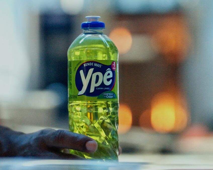 Anvisa suspende lotes do detergente Ypê por risco de contaminação microbiológica