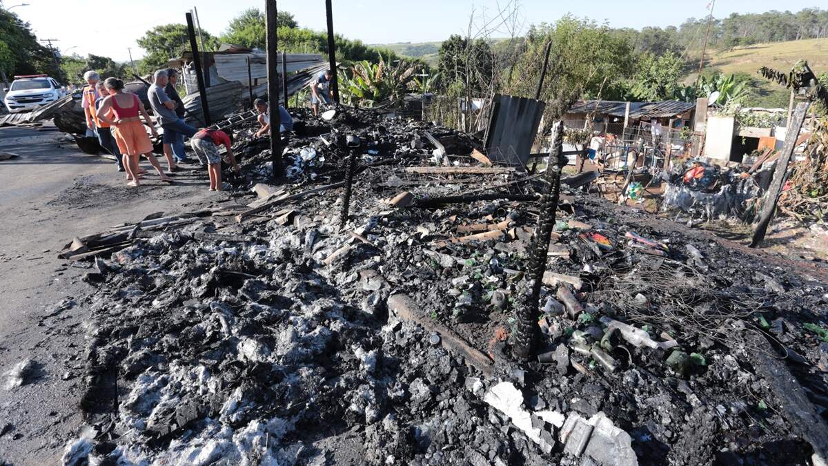 Incêndio destrói barraco no Zincão, em Americana