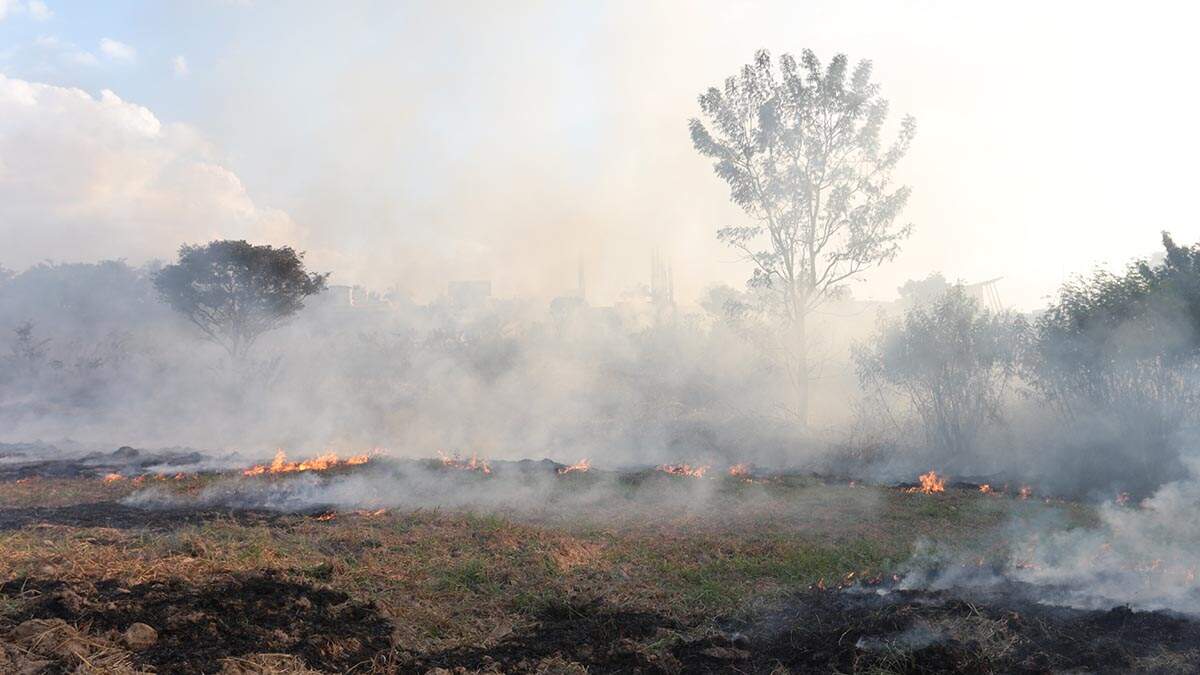 Incêndio atinge terreno no Recanto Vista Alegre, em Americana