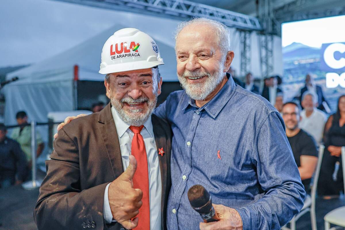 Lula diz que fake news espalha que País é governado por sósia e posa com 'Lula de Arapiraca'