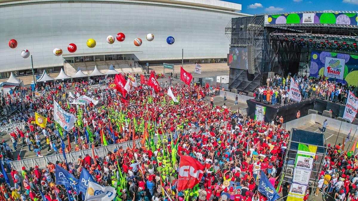 Lula pede voto em Boulos em ato esvaziado do 1º de maio; lei eleitoral veda