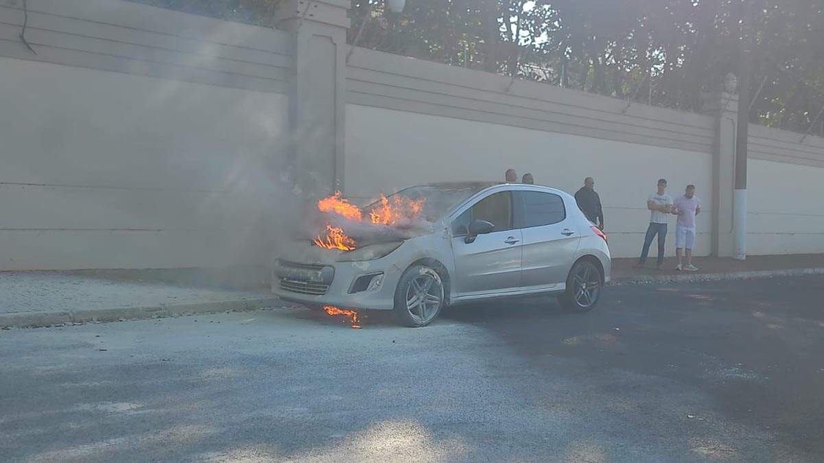 Carro pega fogo em frente ao Parque Ecológico de Americana