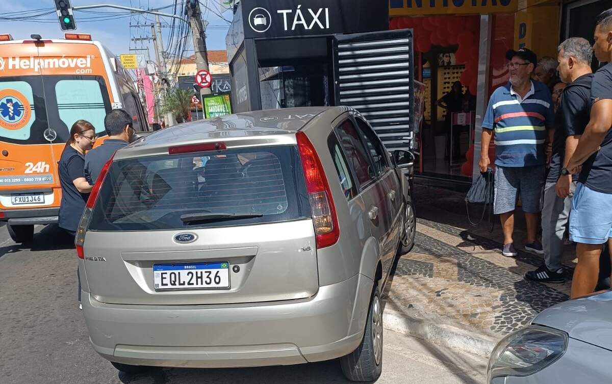 Carro bate em guarita de ponto de táxi e faz taxista pular pela janela, em Americana