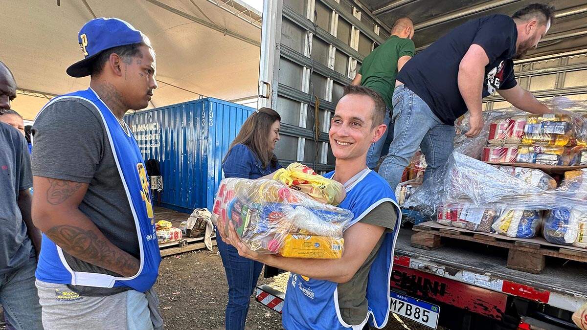 Agentes da Cooperlírios recebem cestas básicas e kits de higiene pessoal