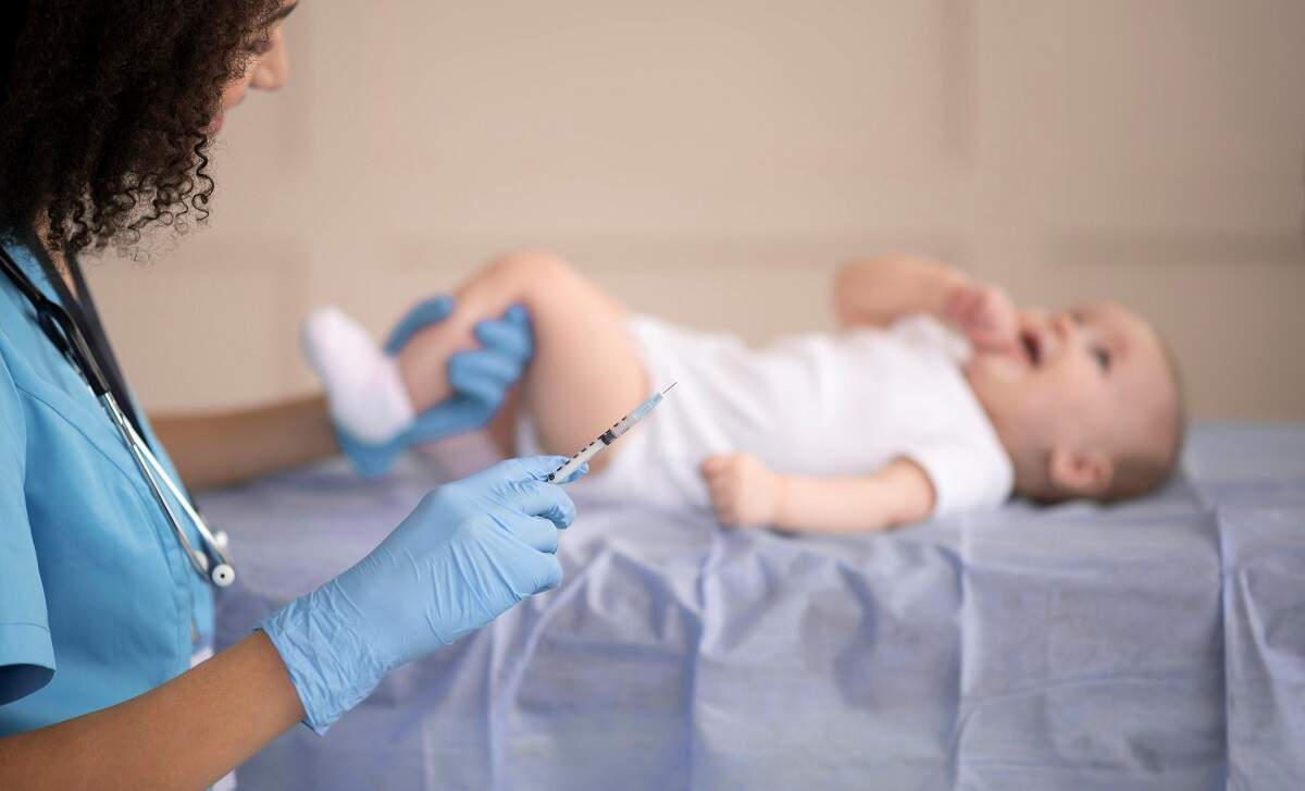 Aumento de casos de coqueluche acende alerta para importância da vacinação de bebês e crianças