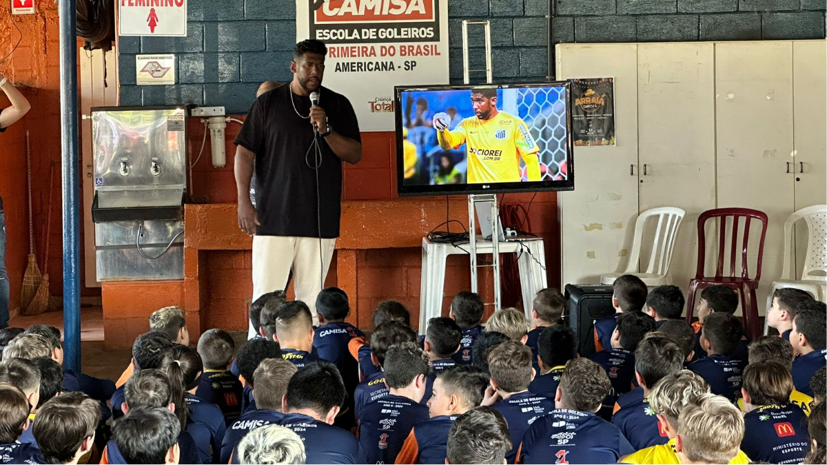 Ex-goleiro Aranha faz palestra para 150 alunos da Camisa 1, em Americana