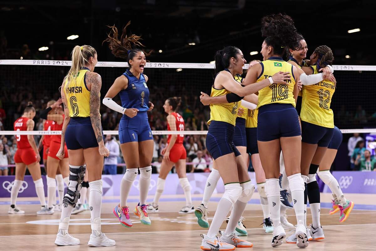 Seleção feminina de vôlei supera Turquia, ganha o bronze e se livra de frustração em Paris