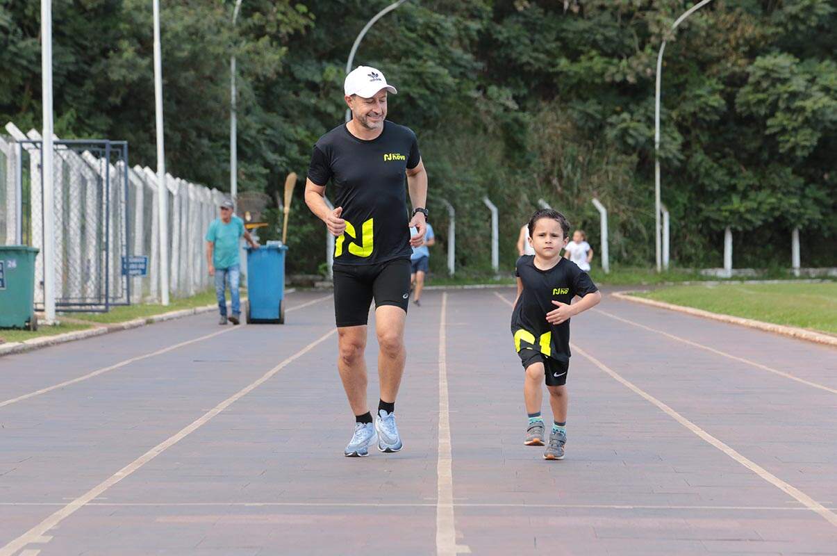 Conheça a história do pequeno Arthur que, inspirado nos pais, começou a correr aos 4 anos